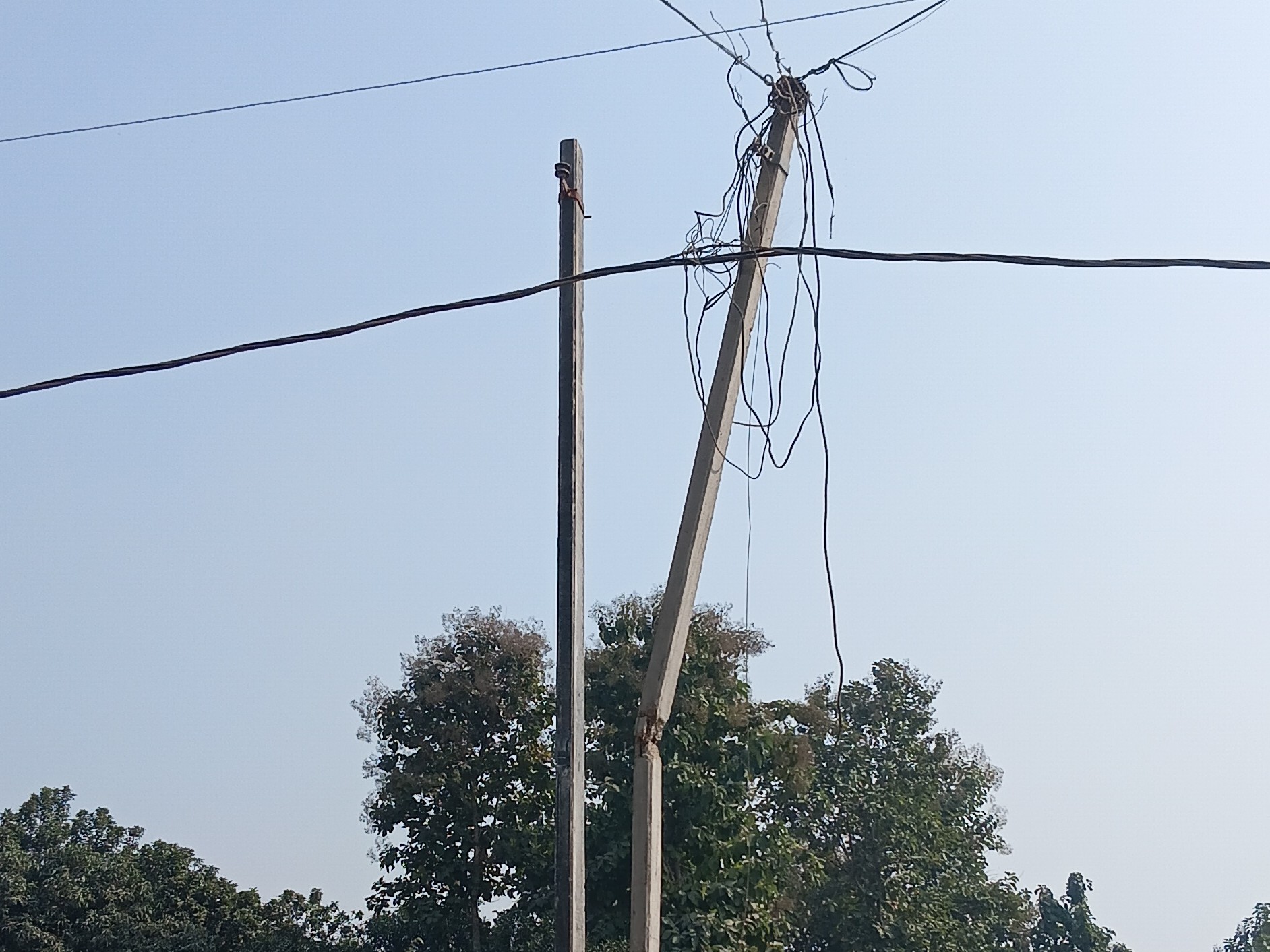 Danger from dilapidated electricity pole in Barabanki | बाराबंकी में ...