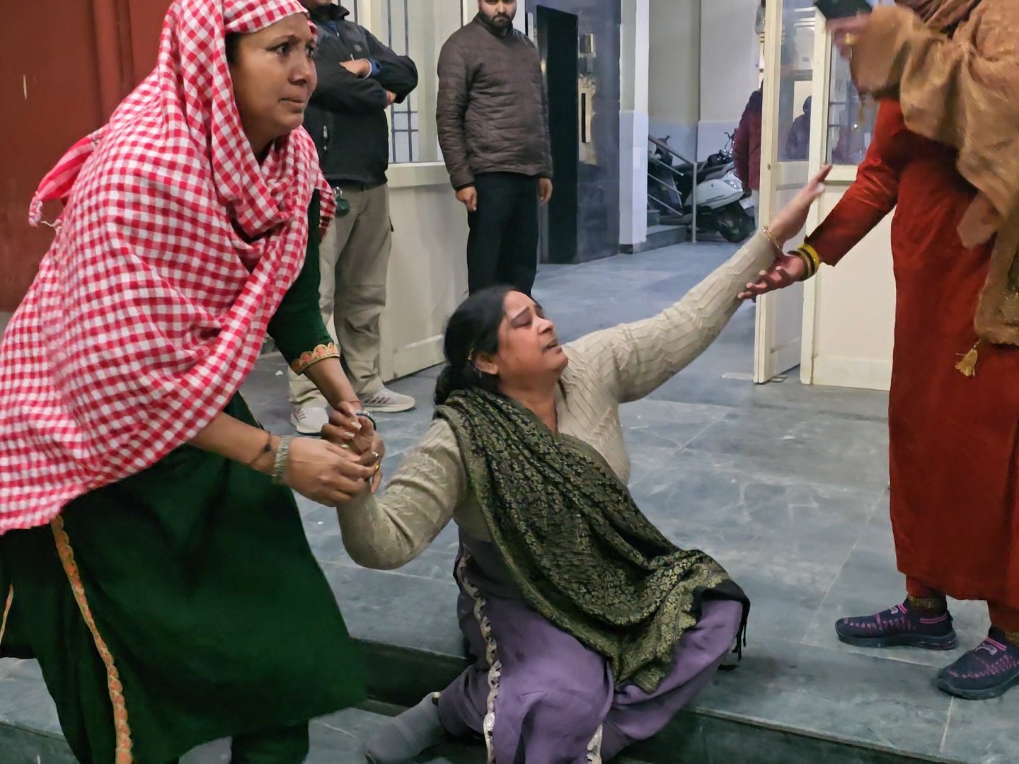 अस्पताल में विलाप करती महिला।