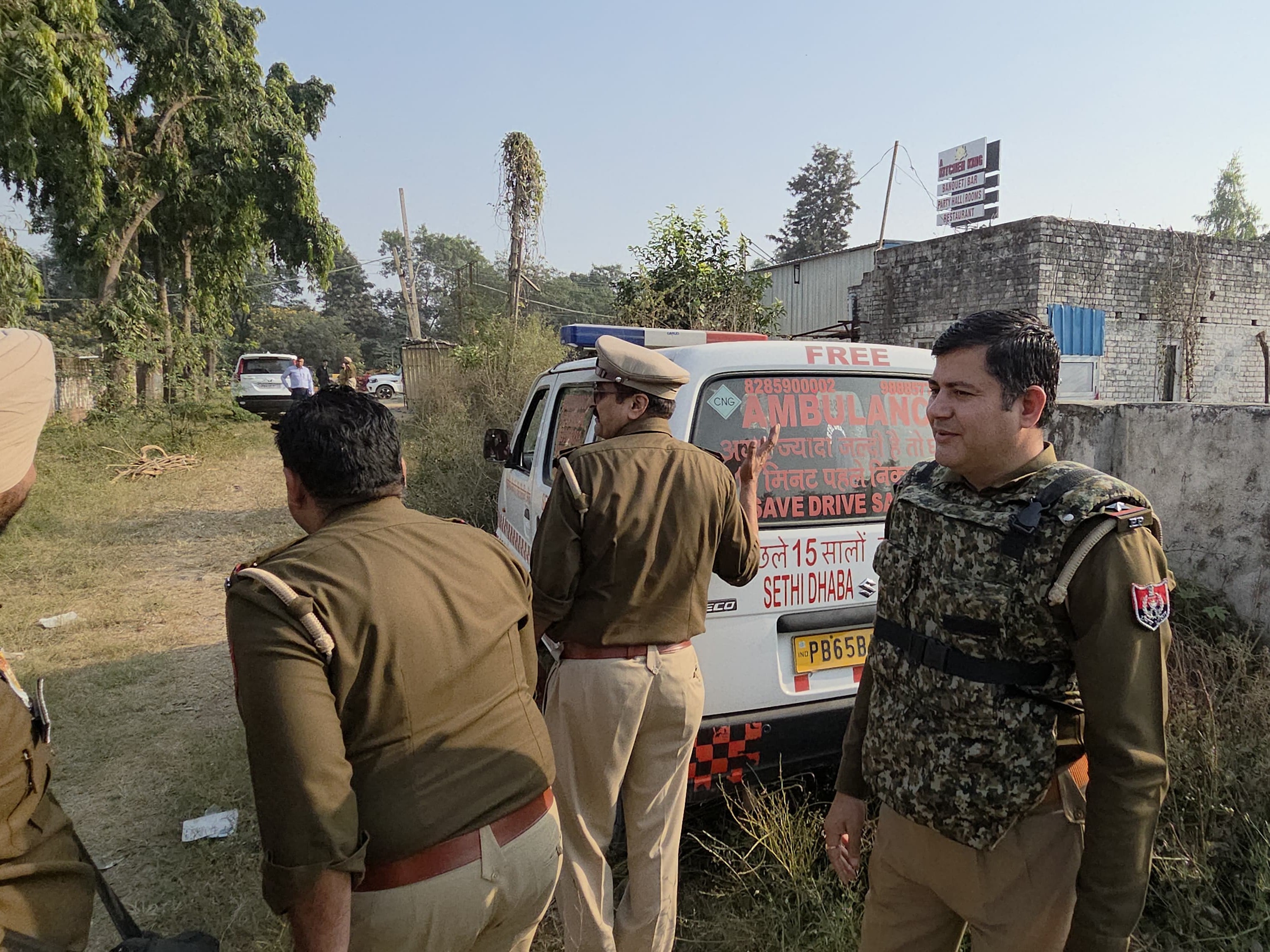 मुठभेड़ स्थल पर मौजूद पुलिस टीम।