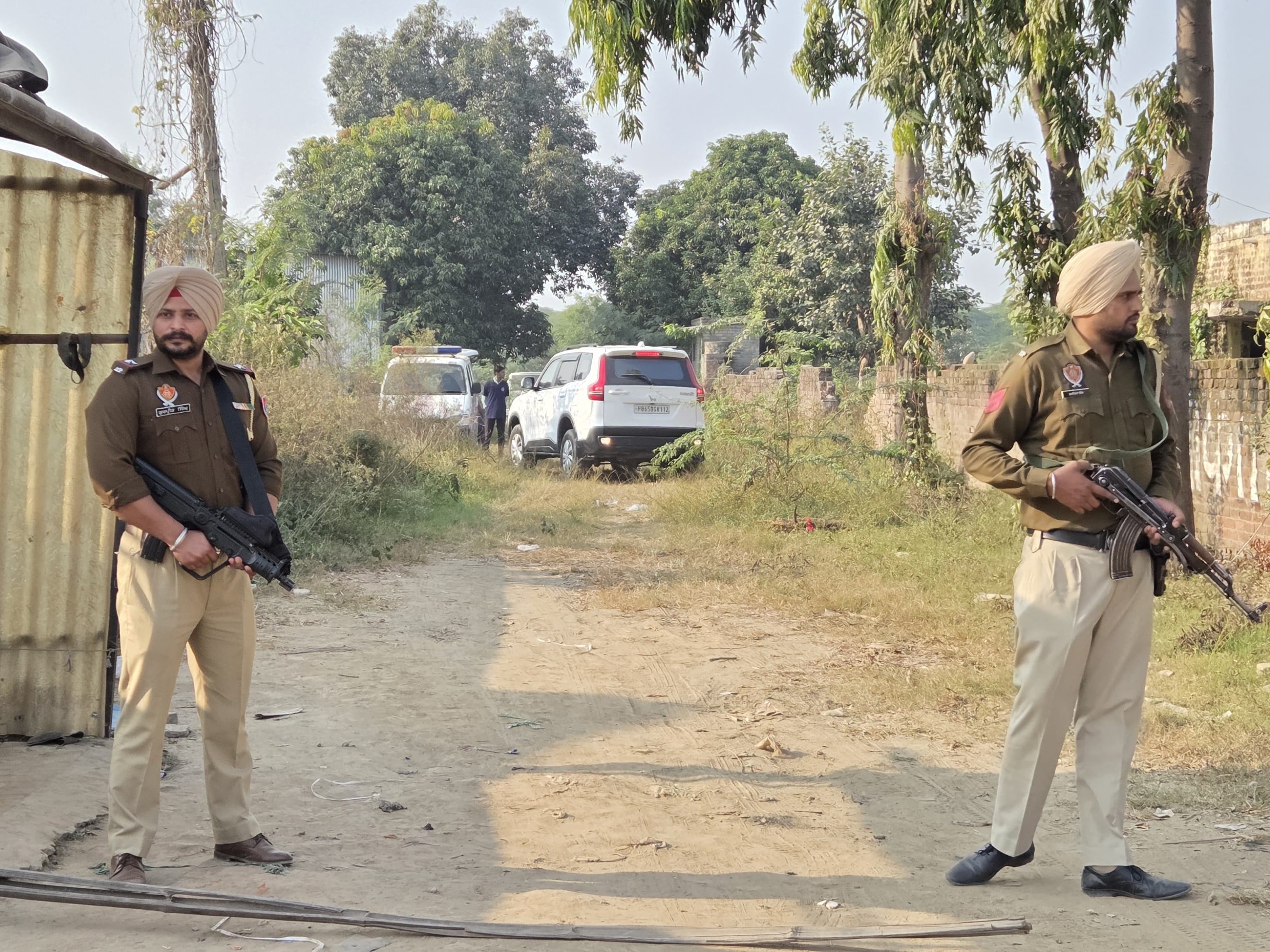 इलाके में सर्च करती पुलिस टीम