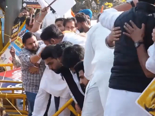 धक्का-मुक्की करते पुलिस-कांग्रेस नेता।