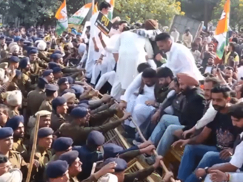 पुलिस ने बैरिकेड लगाकर रोका तो बैरिकेड पर चढ़े कांग्रेस नेता।