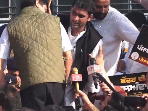 पुलिस-कांग्रेस नेताओं के बीच धक्का-मुक्की हुई।