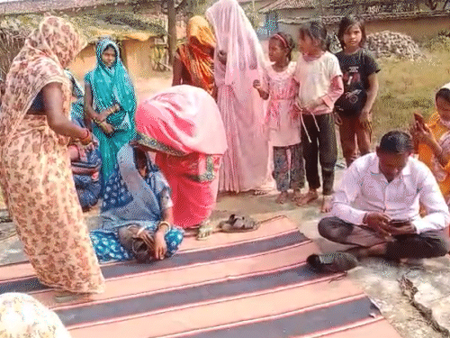 कोरिया जिले में शादीशुदा गर्लफ्रेंड और बॉयफ्रेंड के चेहरे पर कालिख पोती गई है। - Dainik Bhaskar