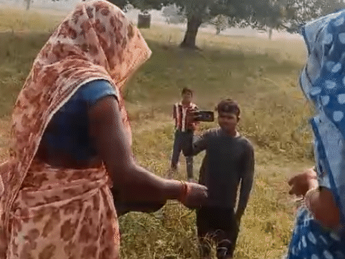 सास ने बहू को जूते की माला पहनाई। इस पर सास के खिलाफ FIR दर्ज हुई है।