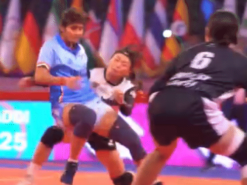 भारतीय रेडर अंक अर्जित करते हुए।