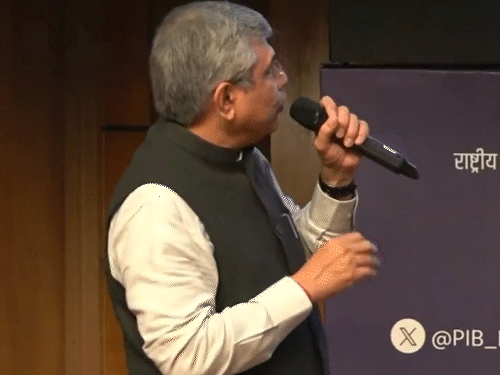 केंद्रीय रेल मंत्री अश्विनी वैष्णव ने कैबिनेट बैठक की जानकारी दी।