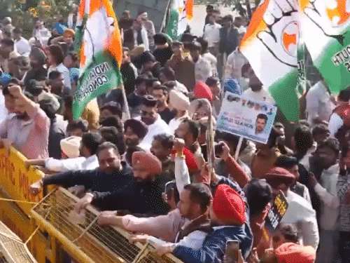 बैरिकेडिंग क्रॉस कर आगे बढ़ने की कोशिश करते कांग्रेस नेता।