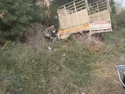 ट्रक से टक्कर के बाद पिकअप सड़क से नीचे दूर फेंका गया। गाड़ी के सामने का हिस्सा बुरी तरह डैमेज हो गया।
