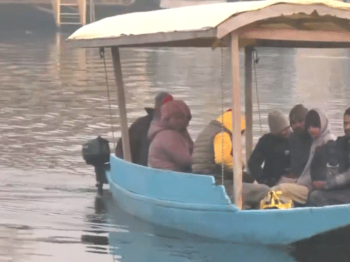 श्रीनगर में मंगलवार को न्यूनतम तापमान -3.2°C दर्ज किया गया। इस दौरान डल झील पर कोहरा छाया रहा।