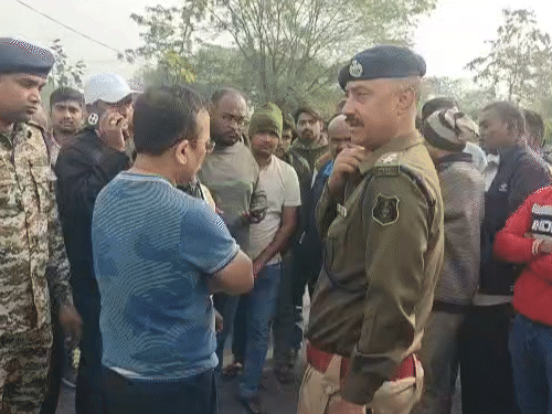 कलेक्टर जन्मेजय महोबे, एसपी विजय पांडेय, विधायक व्यास कश्यप ने मौके पर पहुंचकर लोगों से हादसे की जानकारी ली।