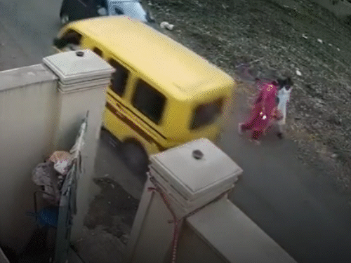 तभी एक कार पीछे से आई और निर्मला का टक्कर मार दी। निर्मला कार के बोनट पर गिरीं।