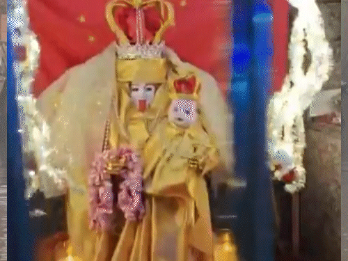 काली माता की मूर्ति को मदर मैरी की पोशाक पहनाई। गले में क्रॉस डाला, गोद में बच्चे बिठाया।