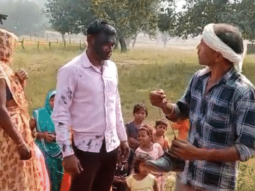 गांव वालों ने कालिख पोती, इस दौरान छोटे छोटे बच्चे और बुजुर्ग भी मौजूद रहे।