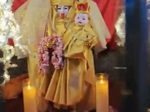 काली माता के मंदिर में दिए की जगह मोमबत्ती जलाई गईं। क्रिसमस जैसी लाइटिंग की गई।