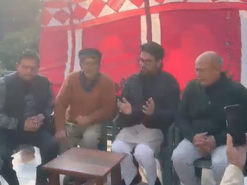 एयर शो के दौरान शहीद हुए विंग कमांडर नमांश स्याल के घर पहुंचकर पिता को ढांढस बंधाते हुए सांसद अनुराग ठाकुर।