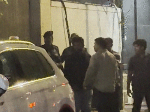 अहान पांडे अपने पिता चिक्की पांडे के साथ बुधवार को धर्मेंद्र के घर पहुंचे।