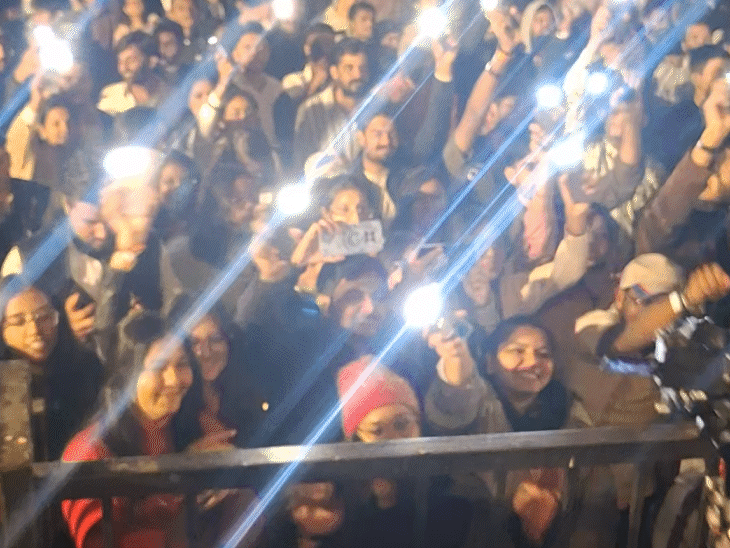 इस प्रस्तुति को देखने के लिए 2000 से अधिक दर्शकों की भीड़ अल्बर्ट हॉल पर उमड़ी।