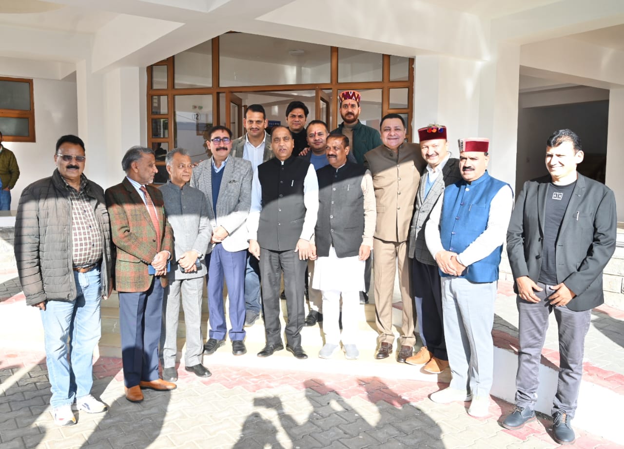 धर्मशाला के तपोवन में विधायक दल बैठक से पहले विधानसभा परिसर में भाजपा विधायक।