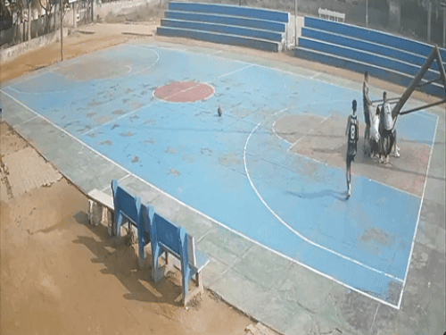 पोल के लिए दबने के बाद दूसरे खिलाड़ी मौके पर पहुंचे और हार्दिक के ऊपर से पोल उठाया।