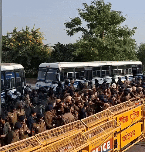 चंडीगढ़ सीमा पर तैनात की गई पुलिस फोर्स।