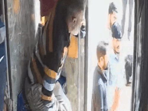 मारपीट की पूरी घटना बस में लगे सीसीटीवी कैमरे में रिकॉर्ड हो गई थी।