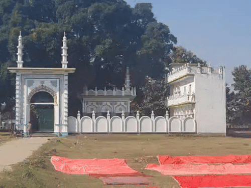 राम मंदिरापासून २५ किमी दूर धन्नीपूर मशिदीजवळ बाबरीसाठी ५ एकर जमीन वाटप करण्यात आली आहे.