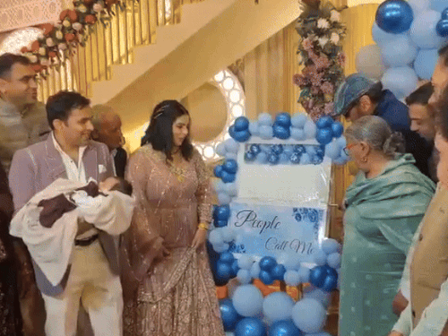 दिल्ली में हुए नामकरण समारोह में जैकी श्रॉफ पहुंचे थे।