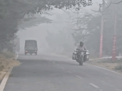 हरियाणा के कई इलाकों में सुबह के समय धुंध देखी गई है।
