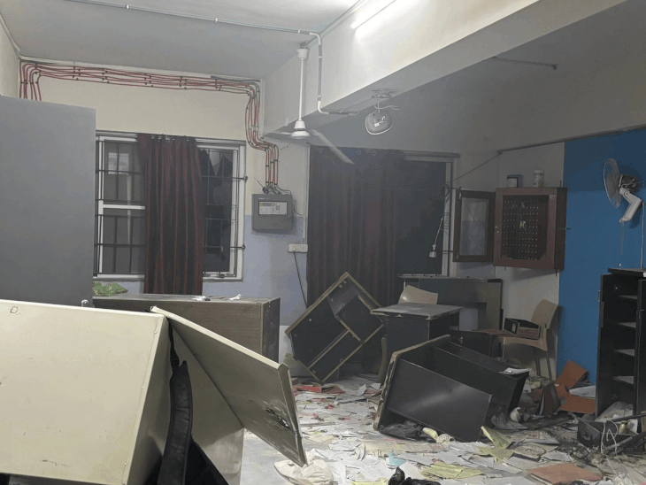 यूनिवर्सिटी की बिल्डिंग के अंदर भी तोड़फोड़ हुई है।