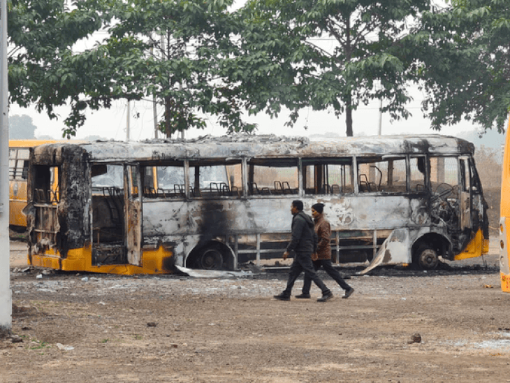 सुबह कैंपस पर बसें और कार बुरी तरह जली हालत में दिखीं थी।