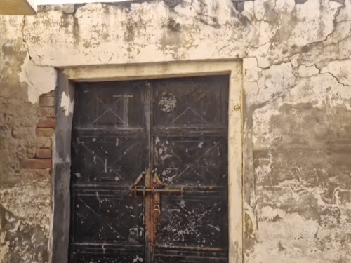 जिस घर में धर्मेंद्र का जन्म हुआ था, उसके गेट पर लगा ताला।