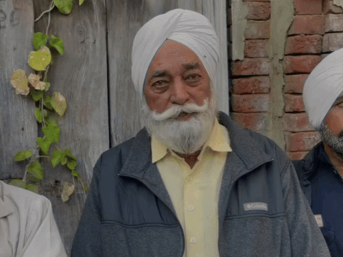 नसराली निवासी रिटायर्ड टीचर जसवंत सिंह जानकारी देते हुए।