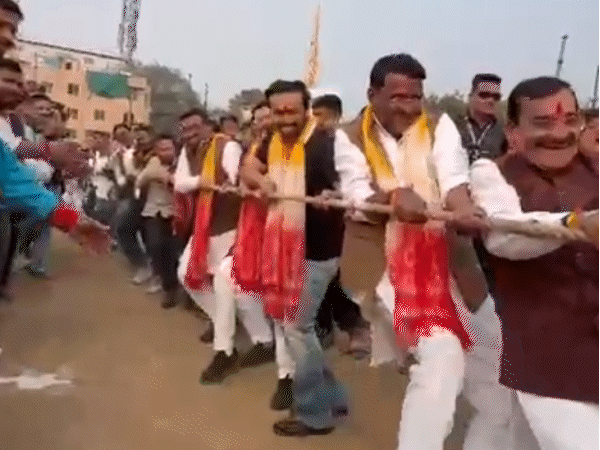 सांसद खेल महोत्सव में भाजपा के सत्ताधारी और संगठन के लोगों के बीच रस्साकशी खेल हुआ।