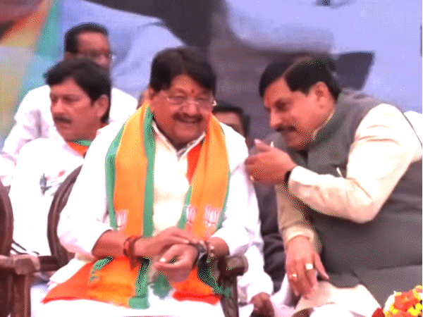 इंदौर में मंच पर मंत्री कैलाश विजयवर्गीय और सीएम डॉ. मोहन यादव के बीच गुफ्तगू चलती रही।