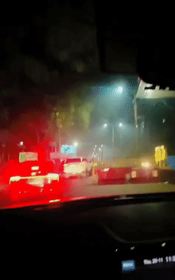 इस तस्वीर में अबान की कार के साथ गाड़ियों का काफिला चलता दिख रहा।