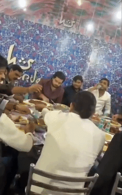 इस तस्वीर में अबान शादी समारोह में खाना खाते दिख रहा।