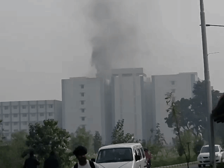 हंगामे के बाद कॉलेज परिसर में हाईवे से धुआं दिखता रहा।