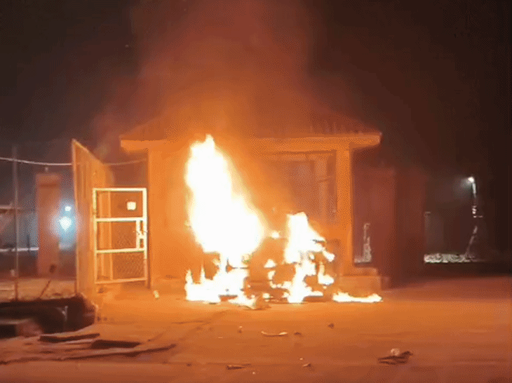 छात्रों ने यूनिवर्सिटी कैंपस में कई जगह आग लगा दी।