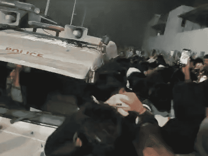 अधिकारी और पुलिस मौके पर पहुंची और छात्रों को शांत कराया गया।