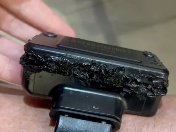 इलेक्ट्रॉनिक एंकल मॉनिटर जिसे जायर बोल्सोनारो ने जलाने की कोशिश की थी।