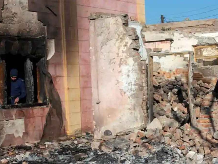 पाकिस्तान में कुछ साल पहले भीड़ ने 100 साल पुराने एक हिंदू मंदिर में आग लगा दी थी।