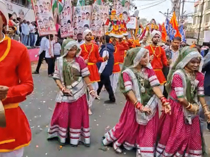 यूनिटी मार्च में लोक नृत्य भी हुआ।