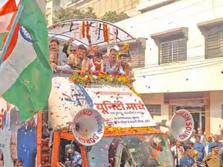 सीएम ट्रक पर मंत्री विजयवर्गीय, सिलावट के साथ मौजूद रहे।