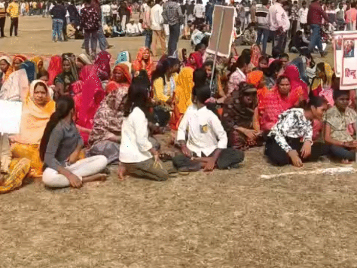 बच्चों के हाथों में हिंदू जागो जैसे नारे लिखी तख्तियां थीं।