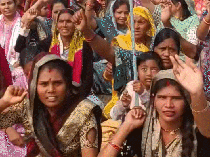 महिलाएं 'बंटोगे तो कटोगे' के नारे लिखी तख्तियां लेकर प्रदर्शन में शामिल हुईं।