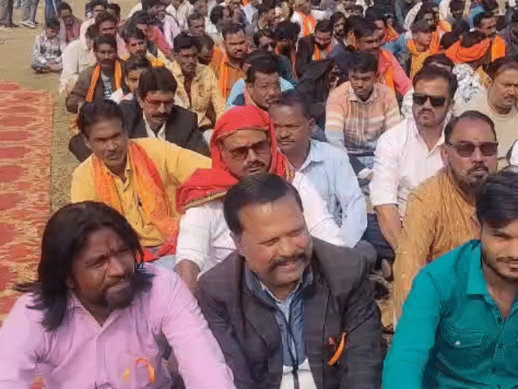 धरने में सभी समाजों के लोग शामिल हुए।