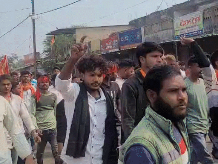 लोग अलग-अलग गांवों से प्रदर्शन में शामिल होने गौहरगंज पहुंचे।