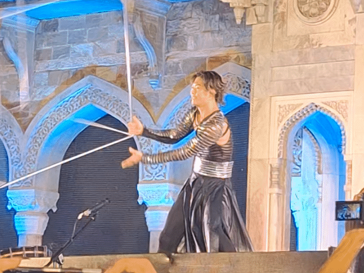 ड्रम ताओ कलाकारों ने अपने पारंपरिक Wa-Daiko (वादााइको) ड्रम्स, शामीसेन, बांसुरी और अन्य जापानी इंस्ट्रूमेंट्स के साथ ताकत, अनुशासन और कलात्मकता का अद्भुत मिलाजुला प्रदर्शन किया।