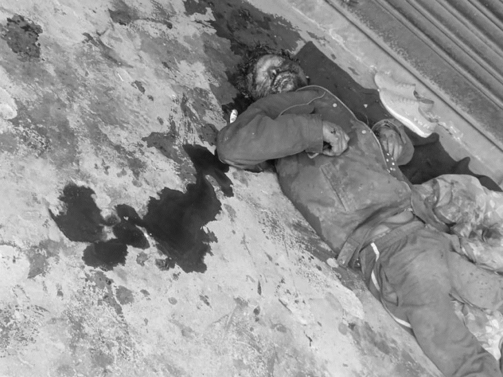 मृतक का नाम सुरेश है। वह फुटपाथ पर रहता था।